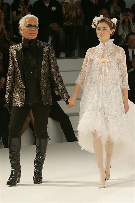 karmozijnrood chanel|Karl Lagerfeld's 100 Greatest Chanel Runway Moments.